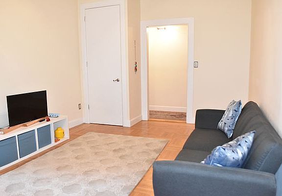 3rd image of 187 Pinehurst Ave APT 2E