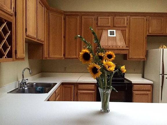 2nd image of 33318 Grand River Ave APT 1