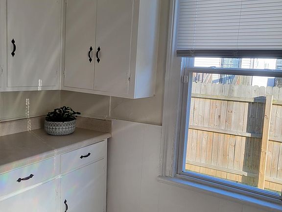 3rd image of 318 White St #318