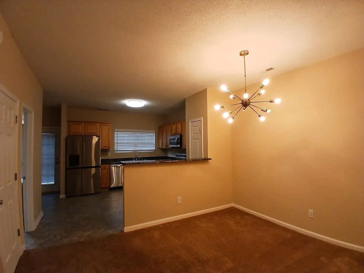 Spacious 3-Bedroom Townhome in Hampton — Photo 3