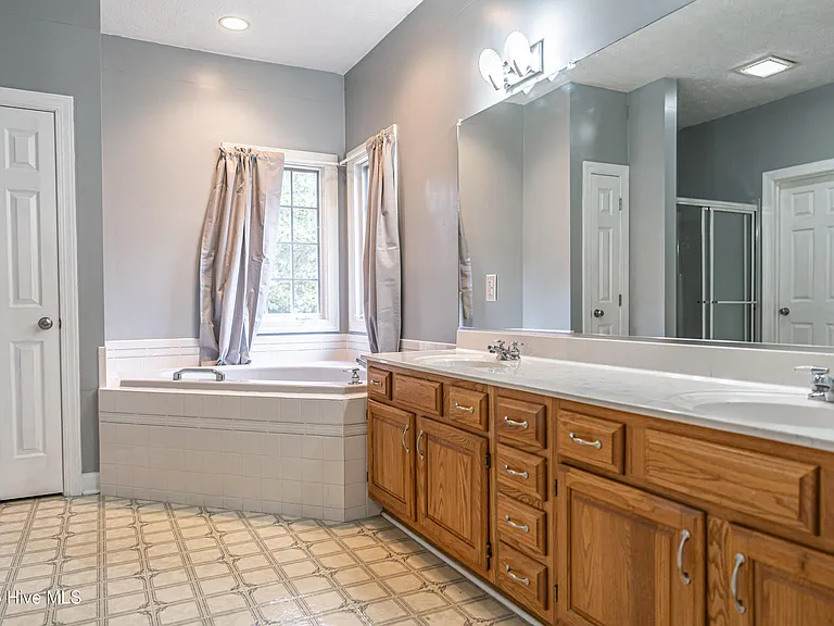 12 Wildwood Ln — Photo 32