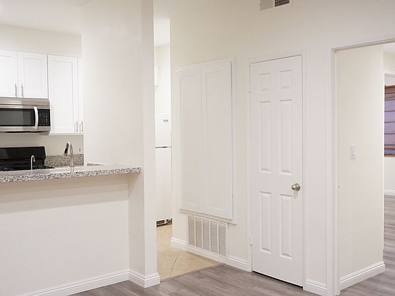 5th image of 424 S Westmoreland Ave APT 106