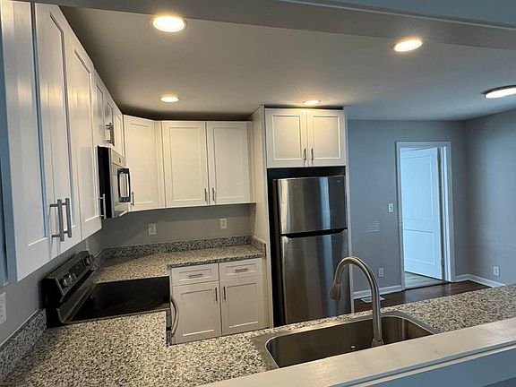 4th image of 1017 Holland Ave