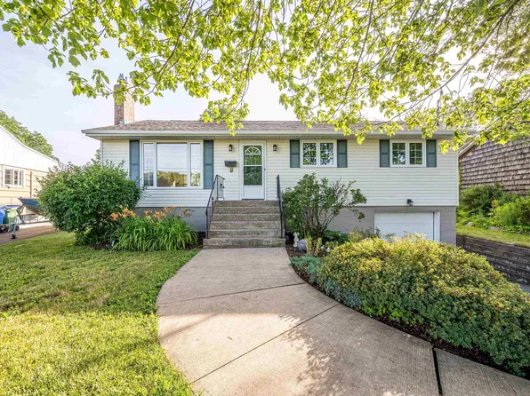 8 Windward Ave, Dartmouth, NS B2W 2H1