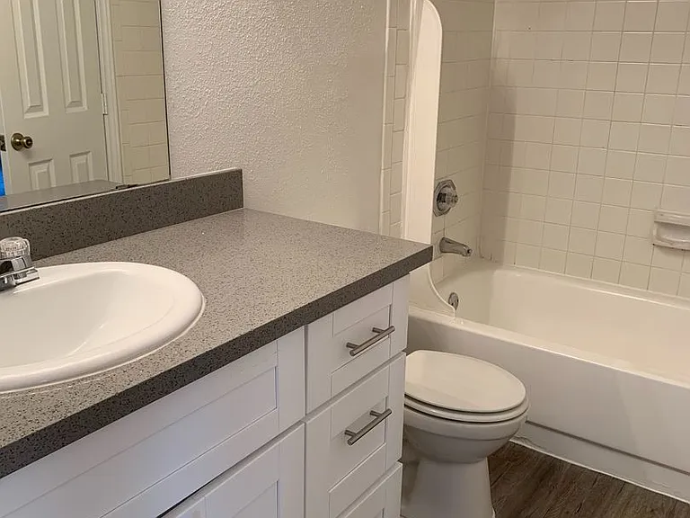 Emerald Cove Apartments — Photo 155