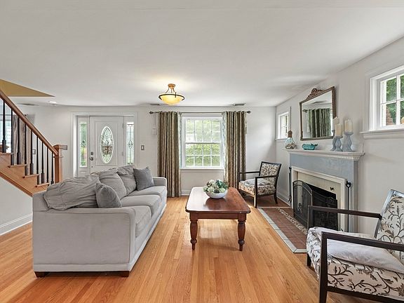 5th image of 38 Edward Ave