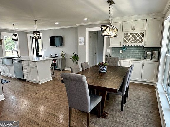 5th image of 110 Thomas Dr
