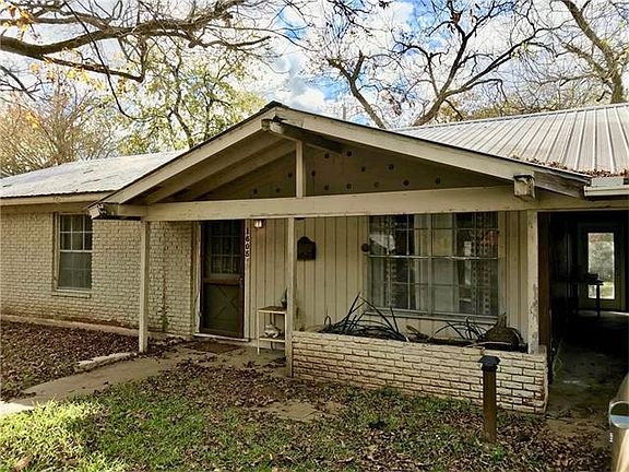 3rd image of 1605 Forest Hill Dr