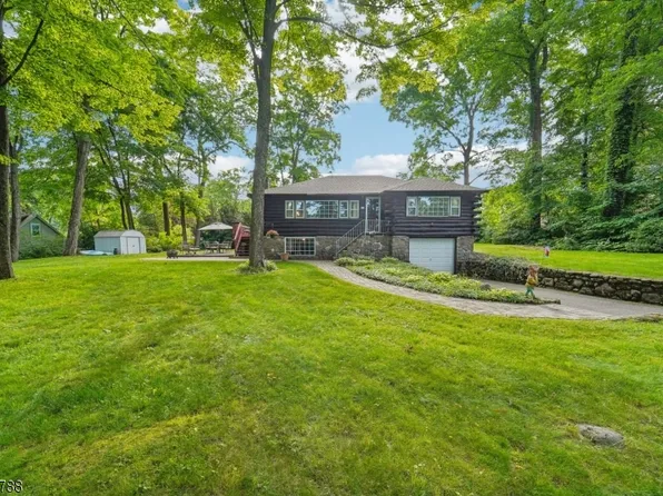 18 Bearfort Ter, Ringwood Boro, NJ 07456