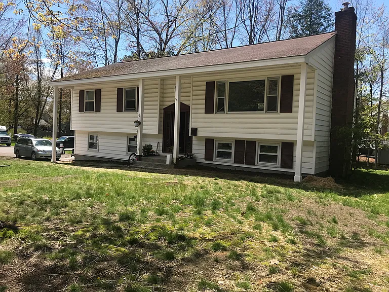 8 Deborah Dr — Photo 1