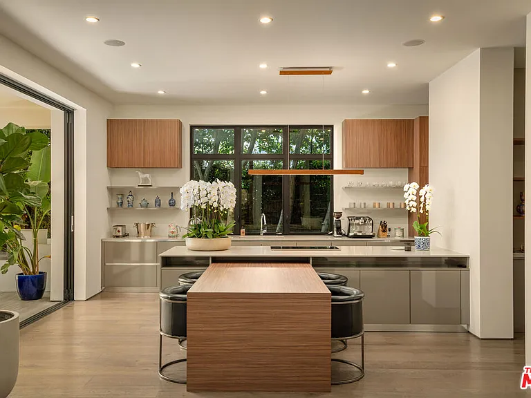 333 N Croft Ave — Photo 2