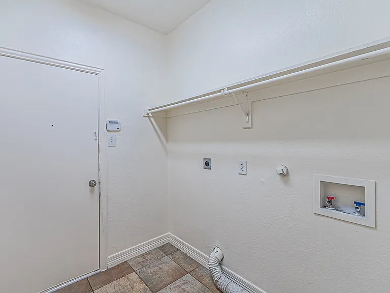 6801 Amesbury Ln — Photo 33