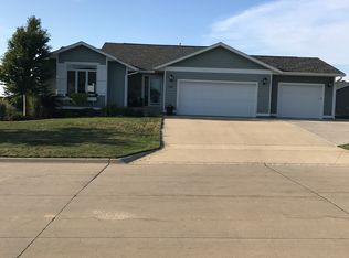 510 Summit Dr, Carroll, IA 51401