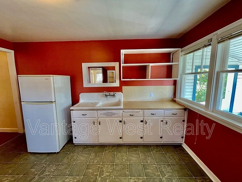 1st image of 961B Lawson Ave