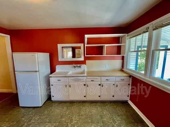 961B Lawson Ave, Kelowna, BC V1Y 6S8