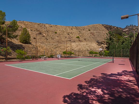 5th image of 652 Robin Glen Dr