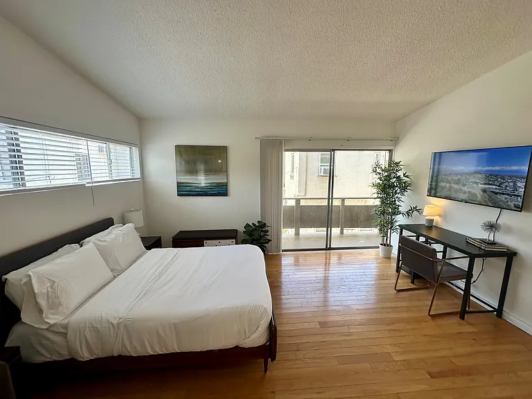 Urbanlux Wilshire Robertson — Photo 23