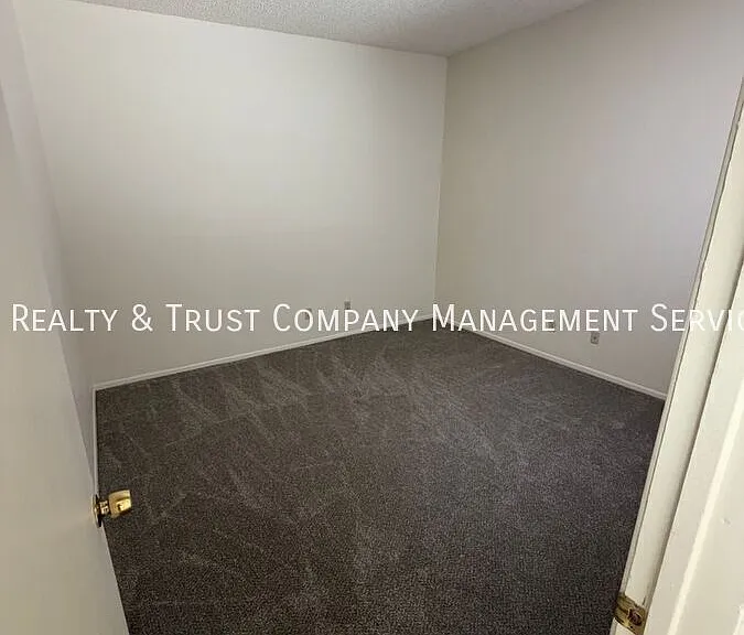 709 W Millbrook Ln — Photo 16