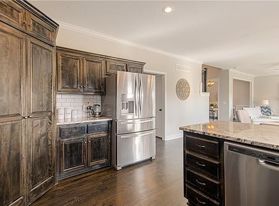 4th image of 1043 Jasmine Dr