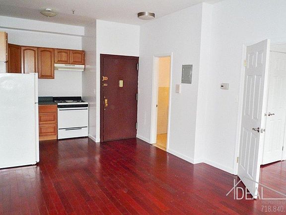 3rd image of 224 Montrose Ave