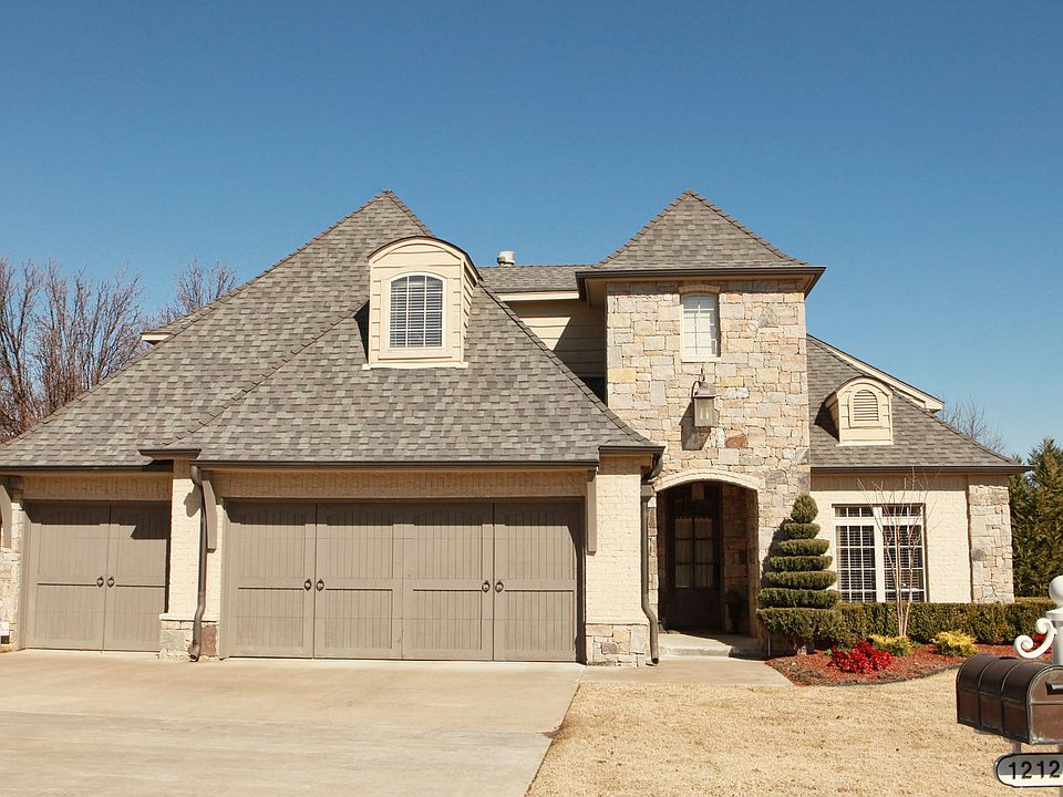 Beautifully appointed custom built home in Wakefield Village