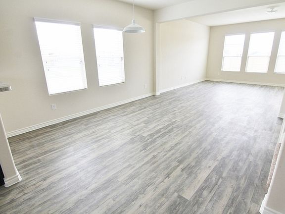 3rd image of 1913 Jasmine Dr