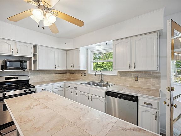 5th image of 80 Lake Edge Dr