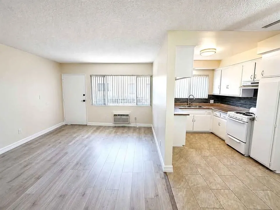 15436 Vanowen St #9