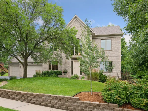 2266 Stone Creek Dr, Chanhassen, MN 55317