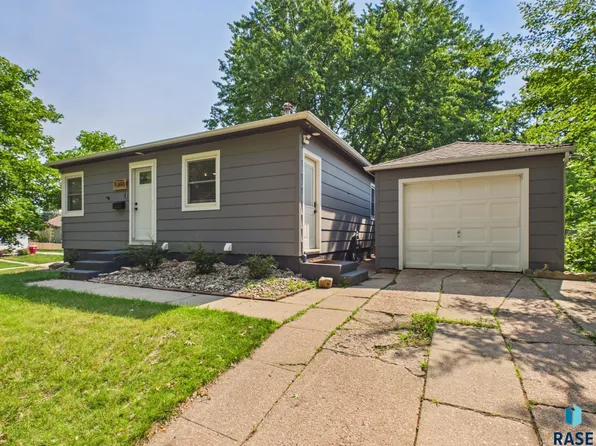 1000 S Tabbert Cir, Sioux Falls, SD 57103