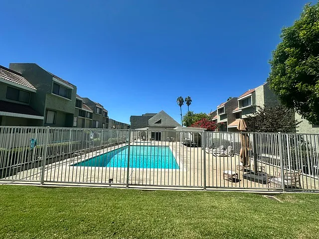 3 bed, 1380 sqft, $2,800 — Photo 3