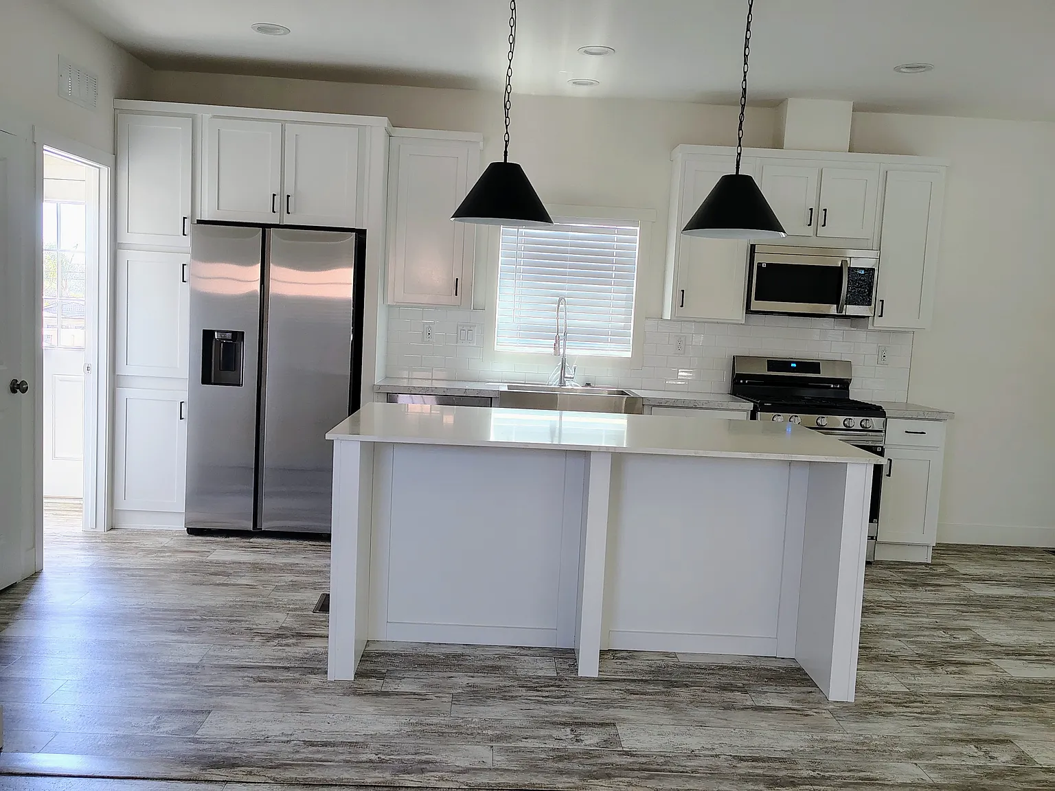 3 bed, 1136 sqft, $3,500 — Photo 4