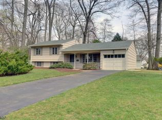 22 Hickory Ln, Waldwick, NJ 07463