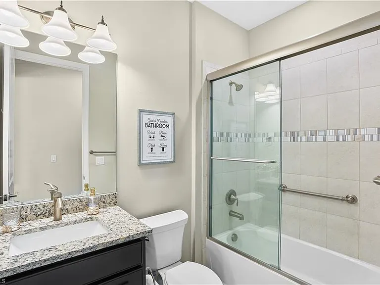 2077 Hamlin St — Photo 21