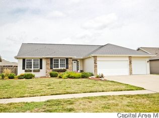 313 Garvey Ln, Chatham, IL 62629