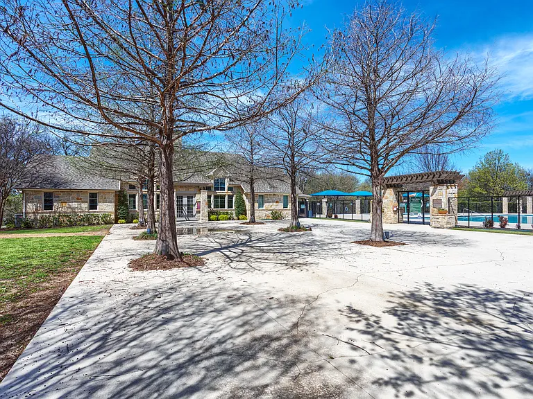 912 Lake Cypress Ln — Photo 31