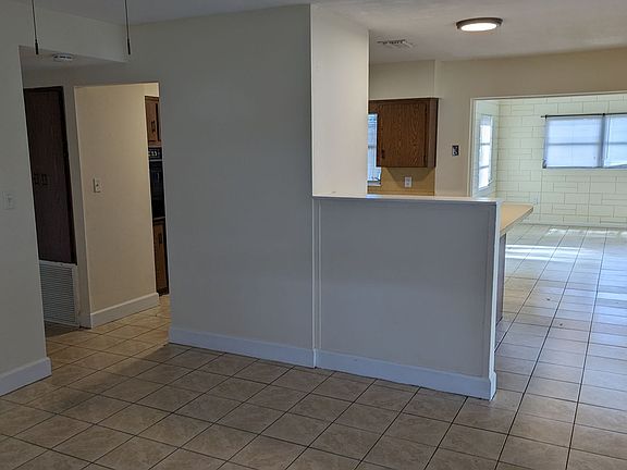 2nd image of 609 Scenic St #609