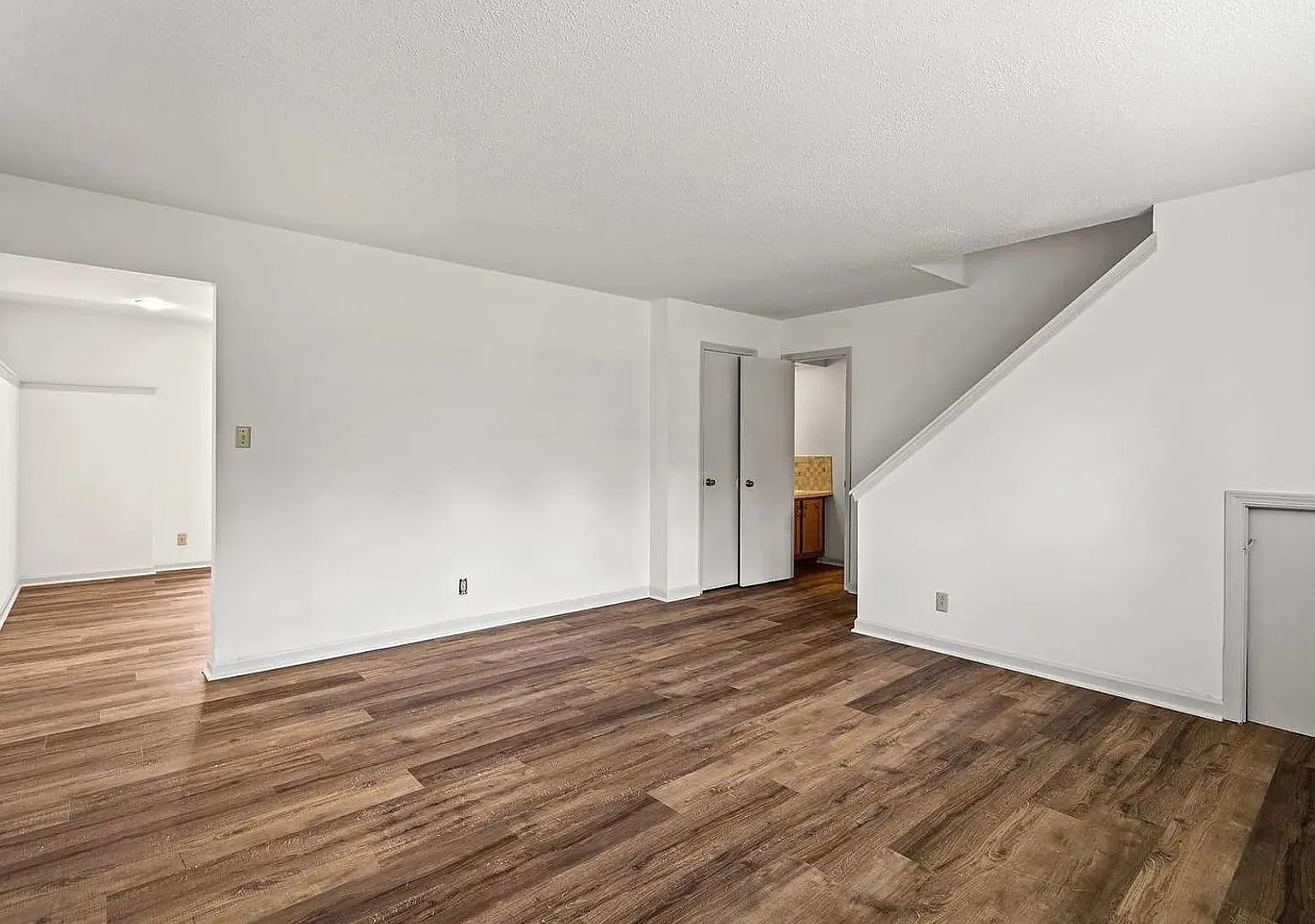 1304 Essex Ct — Photo 4