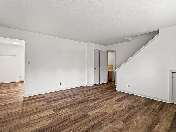 4th image of 1304 Essex Ct #B