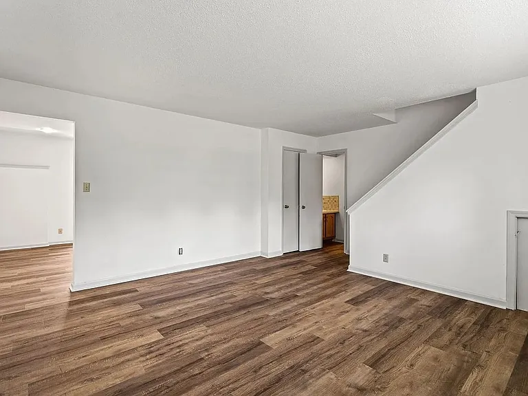 1304 Essex Ct — Photo 4