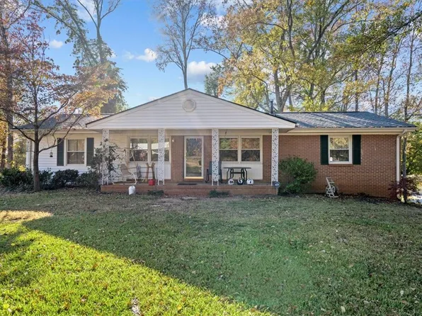 1002 S Hillcrest Dr, Seneca, SC 29678