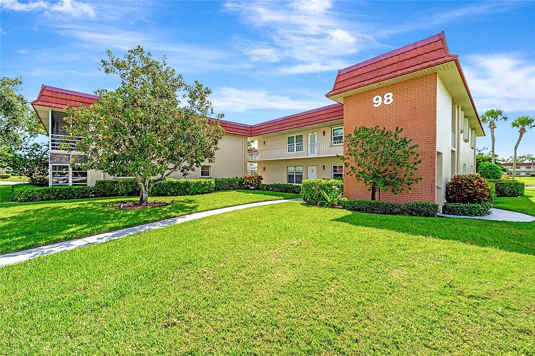 98 Spring Lake Dr APT 103