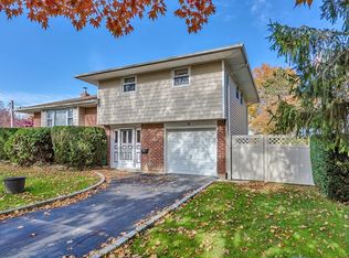 38 Dartmouth Dr, Smithtown, NY 11787