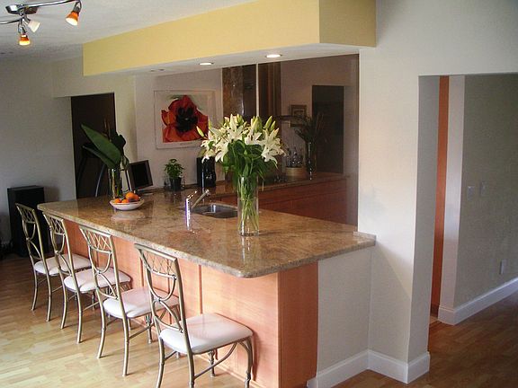 Kitchen's super-wide BREAKFAST BAR for meals & cooking