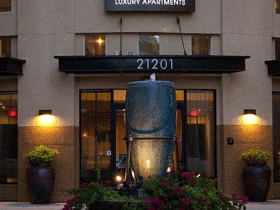 5th image of 21201 Kittridge St APT 2206