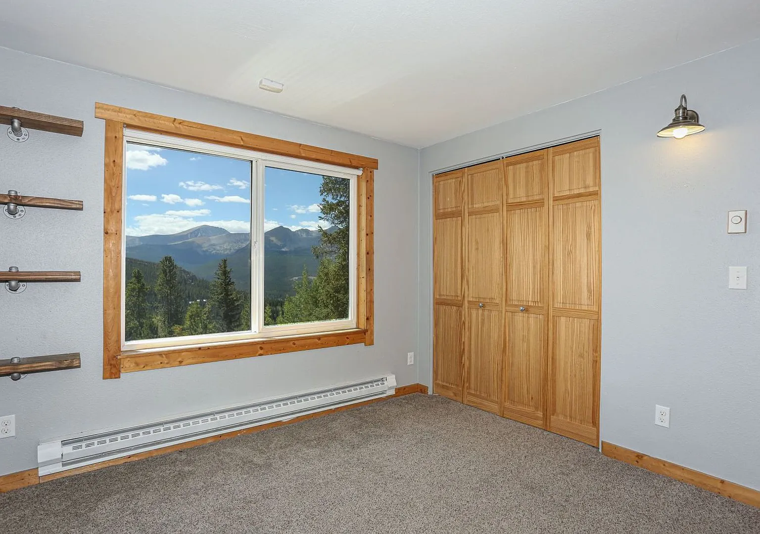Amazing views! On bus route! 1 Year Lease! — Photo 1
