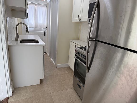 Kitchen / 3029 Ellwood Apt B