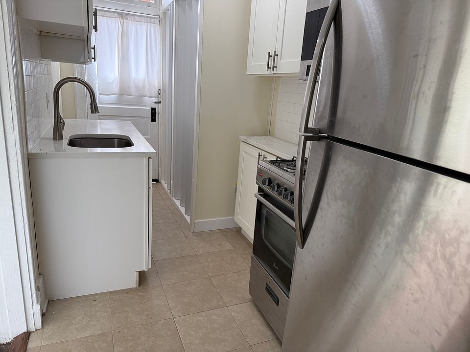 Kitchen / 3029 Ellwood Apt B