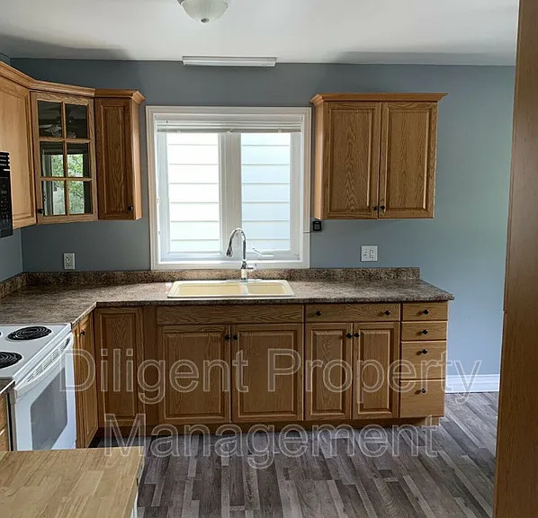 588 Howden St #6 — Photo 6