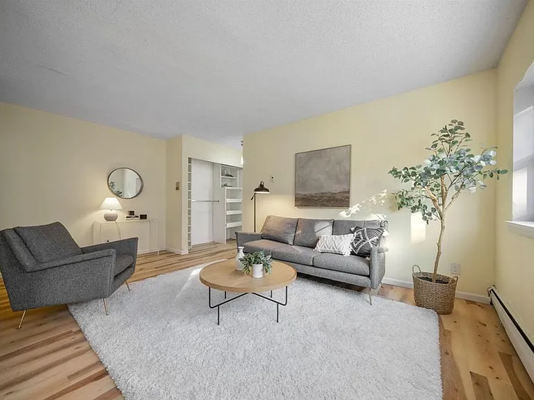 2747 Dupont Ave S #201 — Photo 4